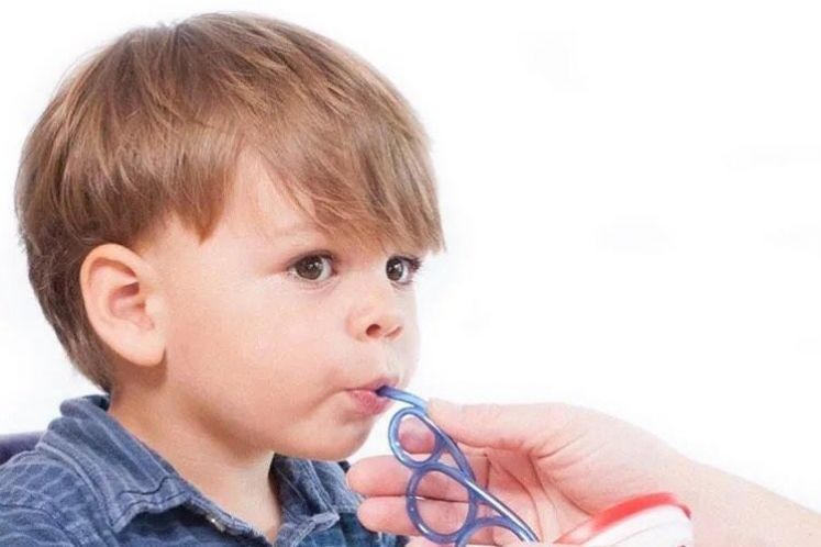 如何教孩子使用吸管