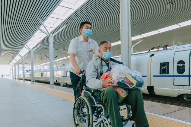 沈阳站“轮椅哥”：我要做盲人的眼、残疾人的腿