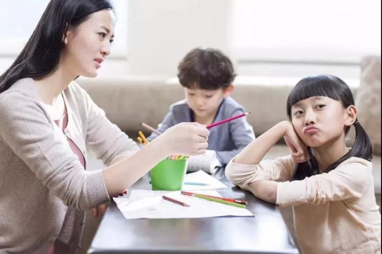 父母应该怎样帮孩子提高语言表达能力呢?