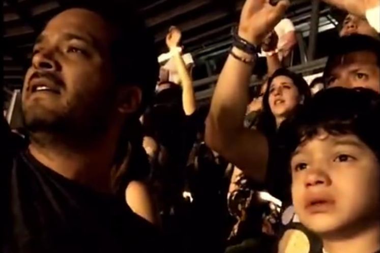 这个自闭症男孩和父亲在演唱会上的视频让无数人眼眶湿热——