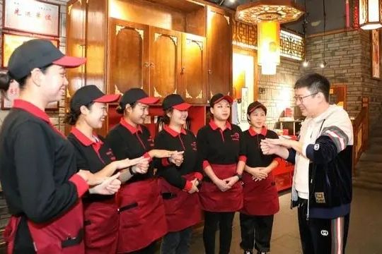 火锅店雇16名聋哑人做服务员 治愈的笑容 让“无声”世界情更浓