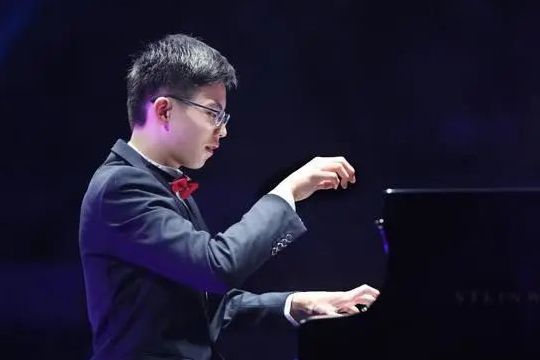 自闭症钢琴家背后：一个中国家庭支撑起少年的梦想