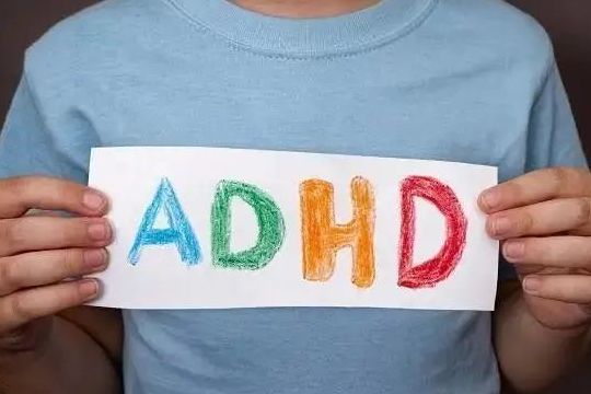 孩子多动症，老是坐不住？这些干预技巧家长要知道